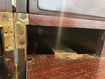 Coffre de toilette en bois aux montures en laiton dor&eacute;, Chine, 19&egrave;me si&egrave;cle