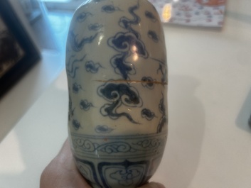 Vase en porcelaine de Chine en bleu et blanc &agrave; d&eacute;cor d'un dragon parmi des nuages, probablement Yuan