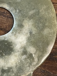 Un disque bi et une hache rituelle en jade, Chine, probablement Liangzhu et p&eacute;riode des Royaumes combattants
