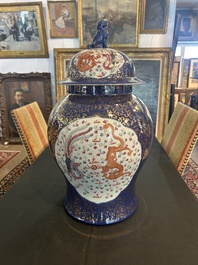 Een paar grote Chinese famille rose vazen met draken en feniksen op blauwe fondkleur, Kangxi merk, 19de eeuw