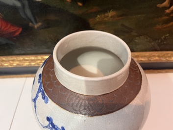 Trois vases en porcelaine de Chine bleu et blanc et un pot qianjiang cai &agrave; d&eacute;cor d'antiquit&eacute;s, 19&egrave;me/20&egrave;me si&egrave;cle