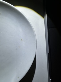 Assiette en porcelaine de Chine famille rose &agrave; d&eacute;cor de coqs et une paire de bols couvertes &agrave; fond jaune, 19&egrave;me/20&egrave;me si&egrave;cle