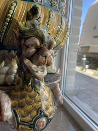 Jardini&egrave;re sur pi&eacute;tement tripode &agrave; d&eacute;cor de mascarons et de griffons en majolique dans le style de Minton, 19&egrave;me/20&egrave;me si&egrave;cle
