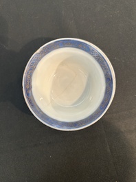 Deux paires de bols couverts sur pied en porcelaine de Chine famille rose &agrave; d&eacute;cor floral et d'oiseaux parmi des branches fleuries, 19&egrave;me si&egrave;cle