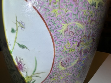 Een Chinese famille rose jardini&egrave;re met vogels tussen bloesemtakken en floraal decor, 19de eeuw