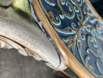 Jardini&egrave;re sur pi&eacute;tement tripode &agrave; d&eacute;cor de mascarons et de griffons en majolique dans le style de Minton, 19&egrave;me/20&egrave;me si&egrave;cle