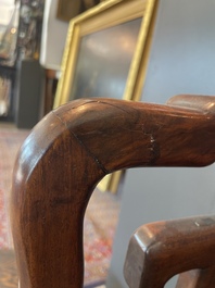 Chaise en bois dur sculpt&eacute; et ajour&eacute;, Chine, 20&egrave;me si&egrave;cle