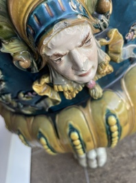 Jardini&egrave;re sur pi&eacute;tement tripode &agrave; d&eacute;cor de mascarons et de griffons en majolique dans le style de Minton, 19&egrave;me/20&egrave;me si&egrave;cle