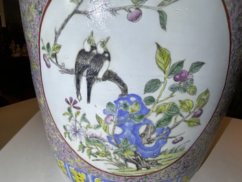 Een Chinese famille rose jardini&egrave;re met vogels tussen bloesemtakken en floraal decor, 19de eeuw