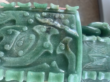 Vase couvert de style archa&iuml;que en pierre dure, Chine, 20&egrave;me si&egrave;cle