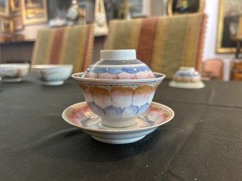 Deux paires de bols couverts sur pied en porcelaine de Chine famille rose &agrave; d&eacute;cor floral et d'oiseaux parmi des branches fleuries, 19&egrave;me si&egrave;cle