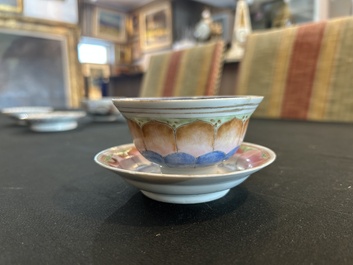 Deux paires de bols couverts sur pied en porcelaine de Chine famille rose &agrave; d&eacute;cor floral et d'oiseaux parmi des branches fleuries, 19&egrave;me si&egrave;cle