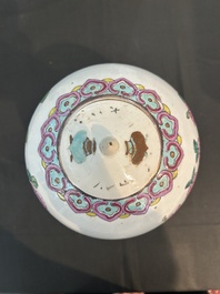 Vase couvert &agrave; d&eacute;cor d'antiquit&eacute;s, un pot couvert et un bol &agrave; d&eacute;cor d'immortels en porcelaine de Chine famille rose, 19&egrave;me si&egrave;cle