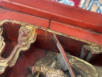 Deux panneaux en bois laqu&eacute; et dor&eacute; &agrave; d&eacute;cor figuratif, dont l'un est sign&eacute;, Chine, 19&egrave;me/20&egrave;me si&egrave;cle