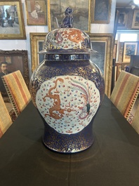 Een paar grote Chinese famille rose vazen met draken en feniksen op blauwe fondkleur, Kangxi merk, 19de eeuw