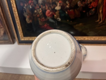 Trois vases en porcelaine de Chine bleu et blanc et un pot qianjiang cai &agrave; d&eacute;cor d'antiquit&eacute;s, 19&egrave;me/20&egrave;me si&egrave;cle