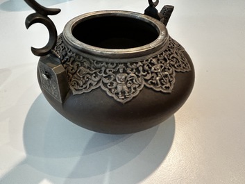 Een diverse collectie porselein en steengoed, China, Vietnam en Thailand, 16de/20ste eeuw