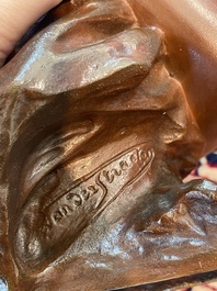 Georges Van der Straeten (1856-1928): Buste de dame, bronze &agrave; patine brune &amp; Reinhold B&ouml;ltzig (1863-1939): 'Fruchtsammlerin', alb&acirc;tre