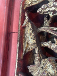 Deux panneaux en bois laqu&eacute; et dor&eacute; &agrave; d&eacute;cor figuratif, dont l'un est sign&eacute;, Chine, 19&egrave;me/20&egrave;me si&egrave;cle