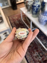 Trois tabati&egrave;res en porcelaine de Chine famille rose &agrave; d&eacute;cor en relief de figures, de dragon et de ph&eacute;nix, 19&egrave;me si&egrave;cle