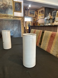 Deux vases et deux portes-chapeaux en porcelaine de Chine famille rose &agrave; d&eacute;cor figuratif et de paysage, 19&egrave;me/20&egrave;me si&egrave;cle