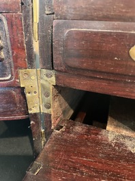 Coffre de toilette en bois aux montures en laiton dor&eacute;, Chine, 19&egrave;me si&egrave;cle
