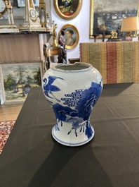 Vase en porcelaine de Chine bleu et blanc &agrave; d&eacute;cor de cerfs et de grues dans un paysage, Kangxi
