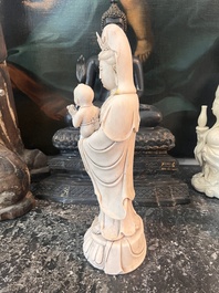 Deux groupes de Guanyin avec un enfant et un Luohan en blanc de Chine, 20&egrave;me si&egrave;cle