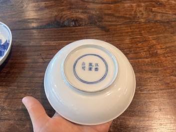 Paire de soucoupes en porcelaine de Chine bleu et blanc &agrave; d&eacute;cor de vers &agrave; soie, marque de Jingdezhen, 20&egrave;me si&egrave;cle