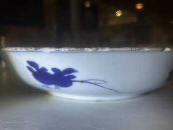 Plat en porcelaine de Chine bleu et blanc &agrave; d&eacute;cor 'sanduo', Kangxi