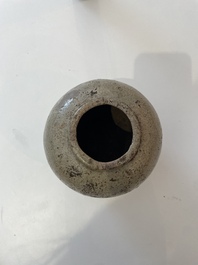 Een diverse collectie vroeg Chinees en Japans steengoed, Song en later