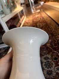 Cinq vases en porcelaine de Chine bleu, blanc et famille rose, 19&egrave;me/20&egrave;me si&egrave;cle