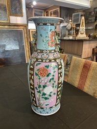 Vase en porcelaine de Chine famille rose sur fond brun capucin &agrave; d&eacute;cor de panneaux roses et turquoise &agrave; d&eacute;cor floral, 19&egrave;me si&egrave;cle