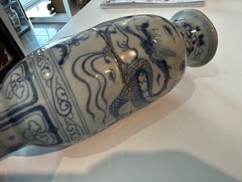 Vase en porcelaine de Chine en bleu et blanc &agrave; d&eacute;cor d'un dragon parmi des nuages, probablement Yuan