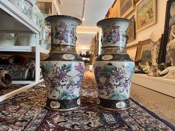 Cinq vases en porcelaine de Chine bleu, blanc et famille rose, 19&egrave;me/20&egrave;me si&egrave;cle