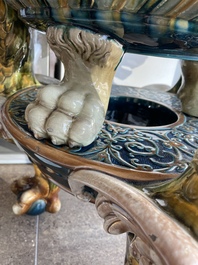 Jardini&egrave;re sur pi&eacute;tement tripode &agrave; d&eacute;cor de mascarons et de griffons en majolique dans le style de Minton, 19&egrave;me/20&egrave;me si&egrave;cle