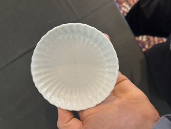 Deux paires de bols couverts sur pied en porcelaine de Chine famille rose &agrave; d&eacute;cor floral et d'oiseaux parmi des branches fleuries, 19&egrave;me si&egrave;cle