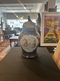 Een paar grote Chinese famille rose vazen met draken en feniksen op blauwe fondkleur, Kangxi merk, 19de eeuw