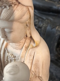 Deux groupes de Guanyin avec un enfant et un Luohan en blanc de Chine, 20&egrave;me si&egrave;cle