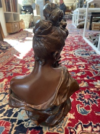 Georges Van der Straeten (1856-1928): Buste de dame, bronze &agrave; patine brune &amp; Reinhold B&ouml;ltzig (1863-1939): 'Fruchtsammlerin', alb&acirc;tre