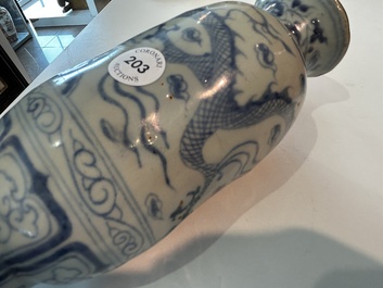 Vase en porcelaine de Chine en bleu et blanc &agrave; d&eacute;cor d'un dragon parmi des nuages, probablement Yuan