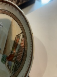 Paire d'assiettes en porcelaine de Chine famille rose &agrave; d&eacute;cor de lettr&eacute; et son serviteur dans un int&eacute;rieur, Qianlong/Jiaqing