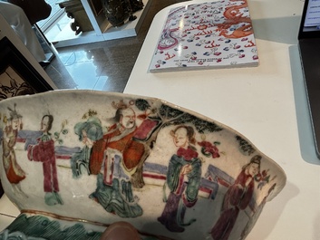 Vase couvert &agrave; d&eacute;cor d'antiquit&eacute;s, un pot couvert et un bol &agrave; d&eacute;cor d'immortels en porcelaine de Chine famille rose, 19&egrave;me si&egrave;cle