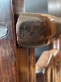 Chaise en bois dur sculpt&eacute; et ajour&eacute;, Chine, 20&egrave;me si&egrave;cle