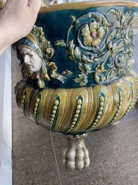 Jardini&egrave;re sur pi&eacute;tement tripode &agrave; d&eacute;cor de mascarons et de griffons en majolique dans le style de Minton, 19&egrave;me/20&egrave;me si&egrave;cle
