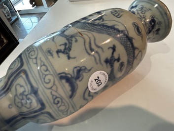 Vase en porcelaine de Chine en bleu et blanc &agrave; d&eacute;cor d'un dragon parmi des nuages, probablement Yuan