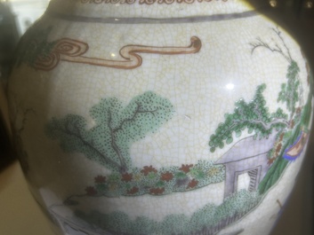 Vase en porcelaine de Chine famille verte dite 'de Nankin'  &agrave; d&eacute;cor de visite &agrave; la cour, 19&egrave;me si&egrave;cle