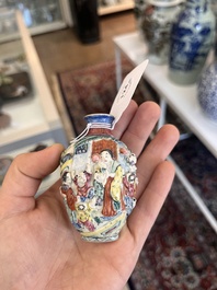 Trois tabati&egrave;res en porcelaine de Chine famille rose &agrave; d&eacute;cor en relief de figures, de dragon et de ph&eacute;nix, 19&egrave;me si&egrave;cle