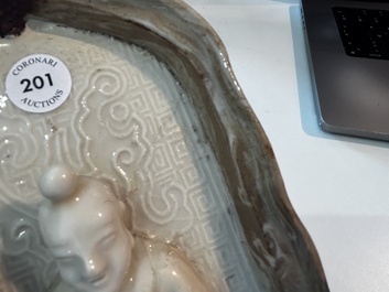 Plaque d'autel &agrave; d&eacute;cor d'immortel en blanc de Chine du Fujian, fin de la dynastie Ming