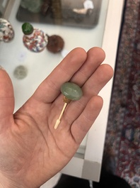 Trois tabati&egrave;res en porcelaine de Chine famille rose &agrave; d&eacute;cor en relief de figures, de dragon et de ph&eacute;nix, 19&egrave;me si&egrave;cle